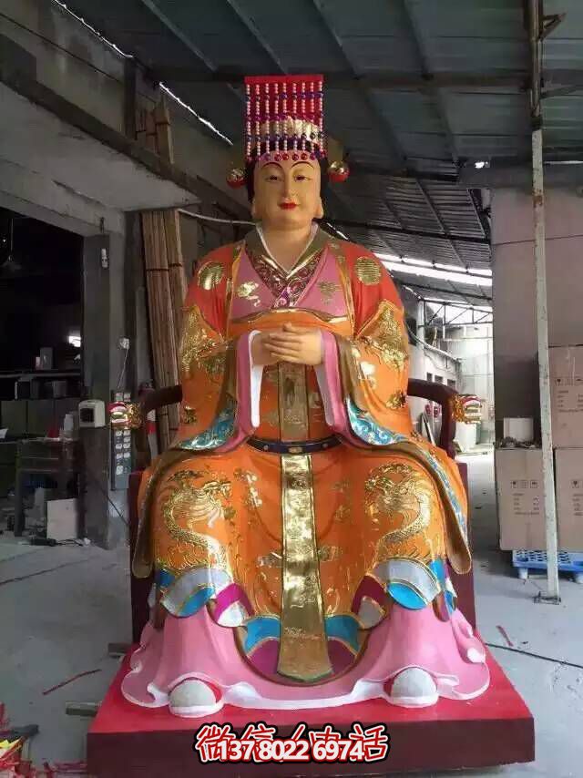 王母娘娘純銅雕塑，屹立于寺廟之中