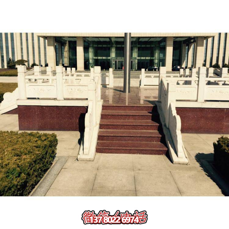 精美雕塑裝飾欄桿，增添學校廣場升旗臺象征意義