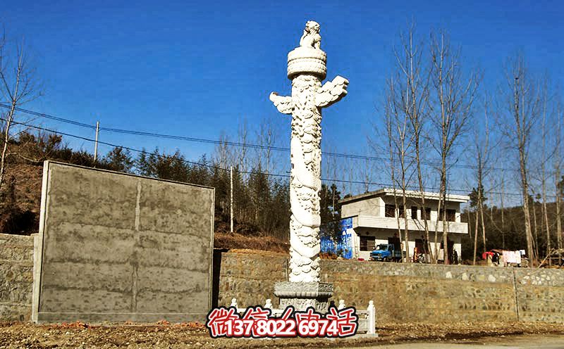 漢白玉華表雕塑，點綴農村廣場