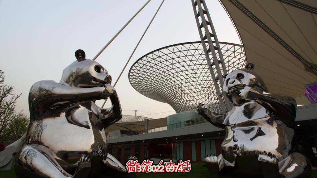 不銹鋼卡通熊貓雕塑，為動(dòng)物園擺放鏡面裝飾