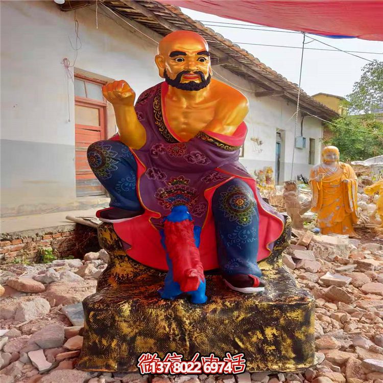 精美絕倫的玻璃鋼彩繪貼金十八羅漢雕塑，讓寺廟更加輝煌