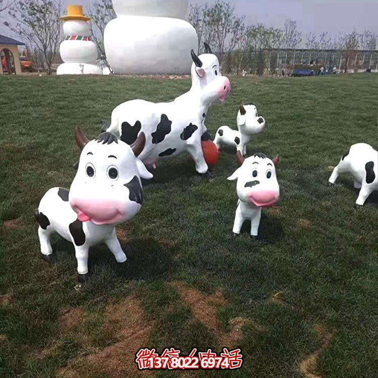 可愛小奶牛玻璃鋼雕塑，為戶外園林景觀增添獨特魅力