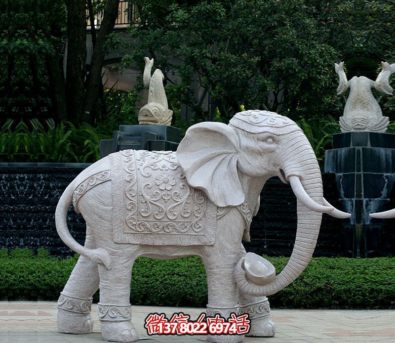 精美浮雕大象雕塑，點綴綠意花園