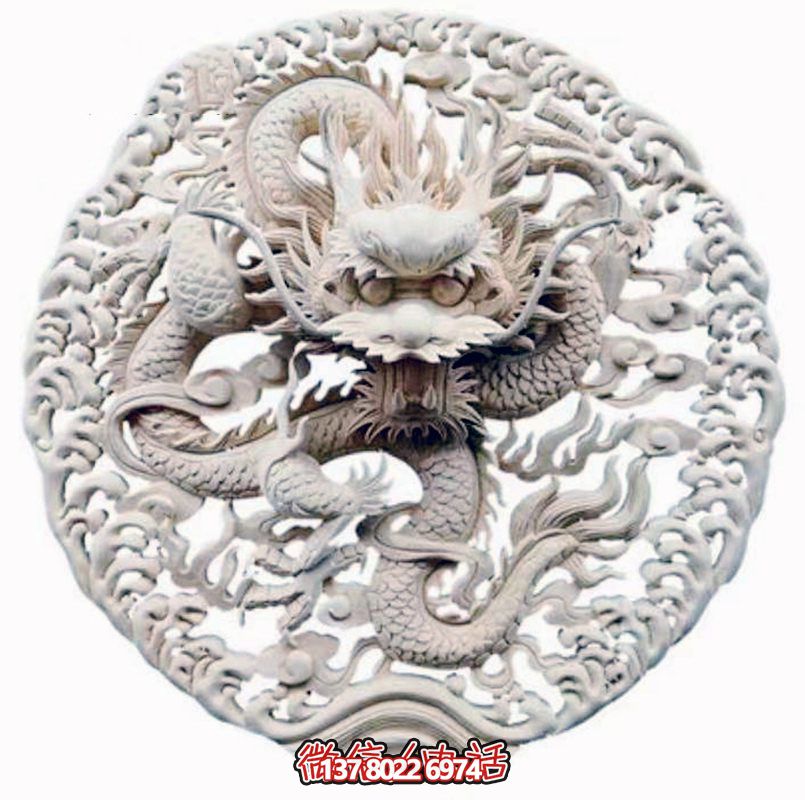 精美龍紋浮雕裝飾大門，點綴祠堂大門口