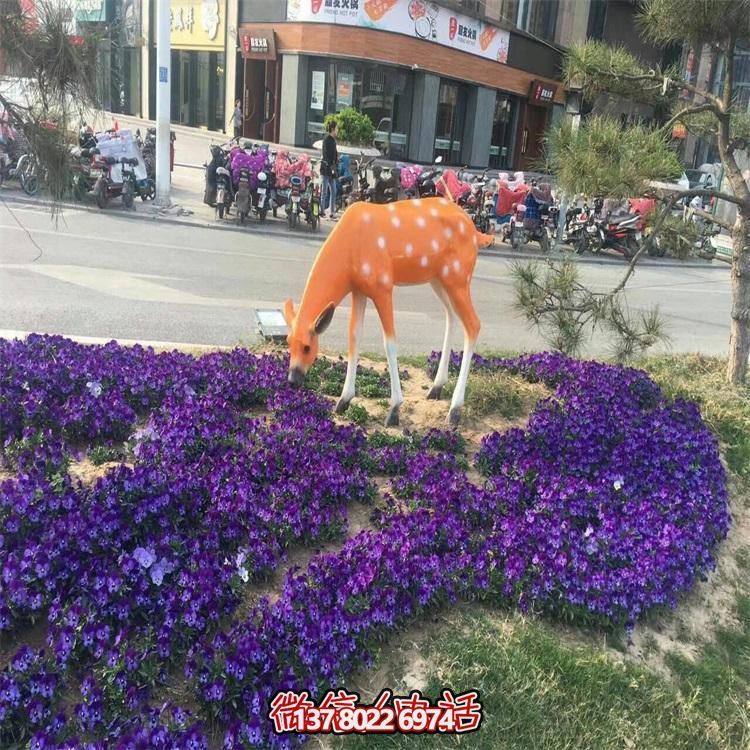 仿真鹿雕塑，在草叢中擺放，玻璃鋼打造