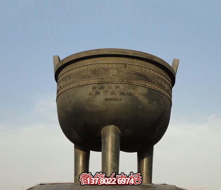 大型青銅圓形香爐，裝飾廣場景區(qū)