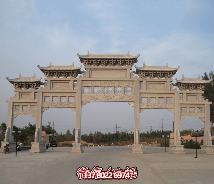 精美大型鏤空牌樓石雕，為公園廣場增添美麗色彩