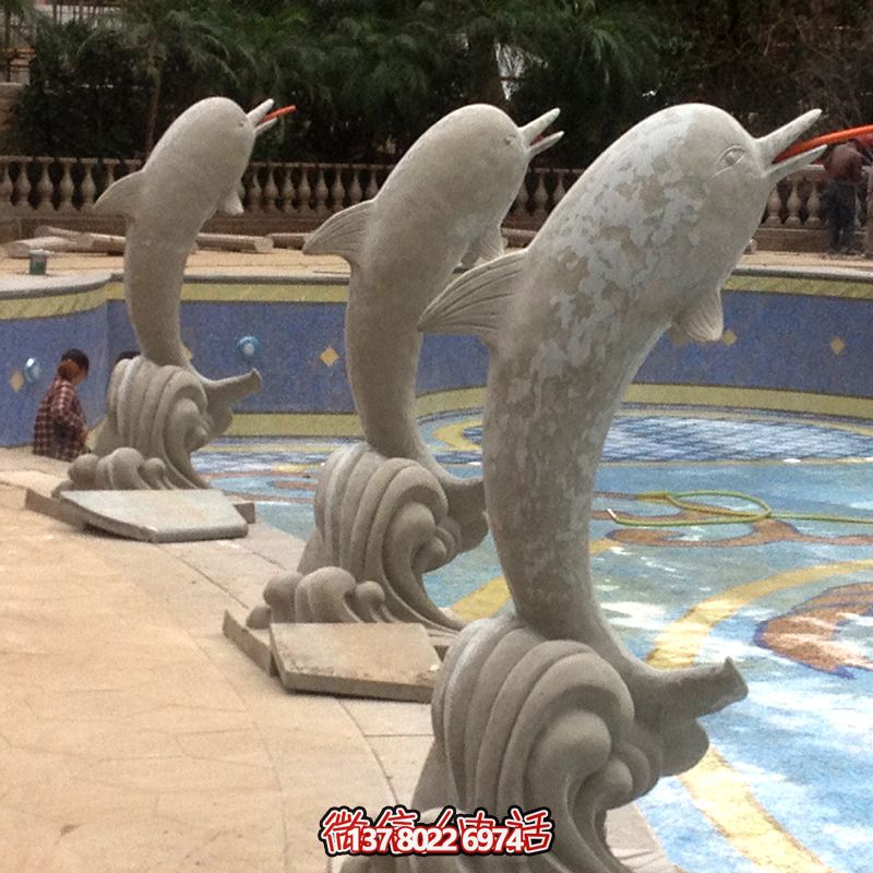 海邊的精美石雕雕塑，讓海豚伴你一起享受美食