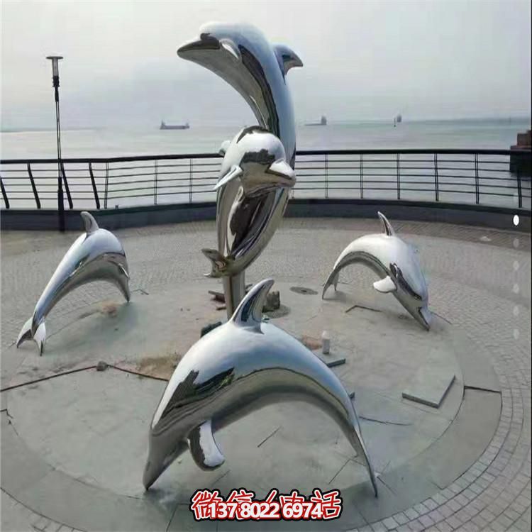 不銹鋼海豚雕塑，讓海邊的廣場更加美觀