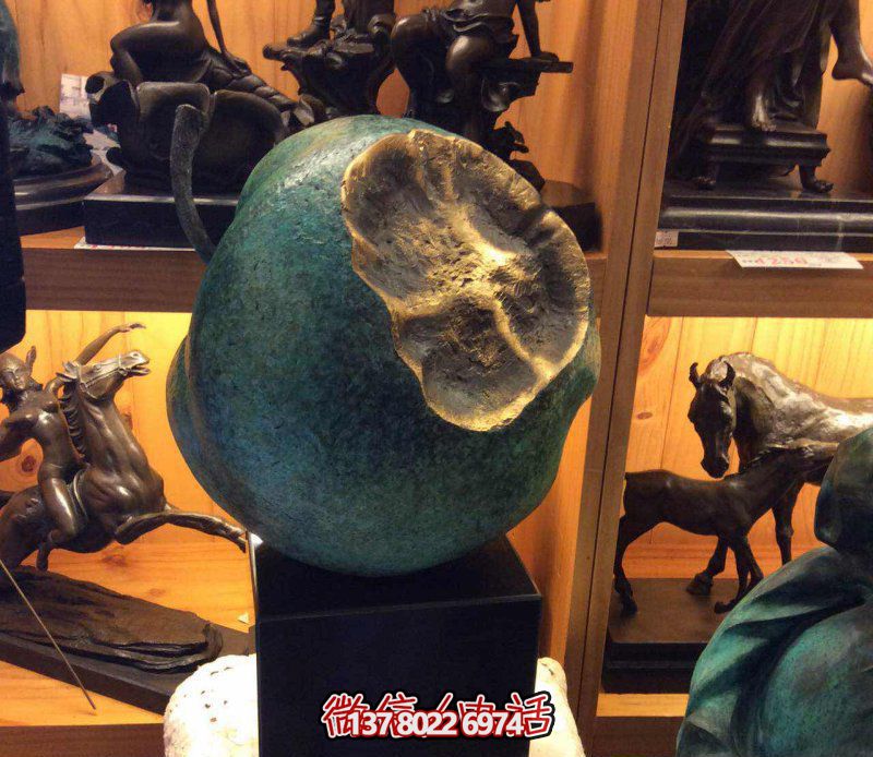 美麗寧?kù)o，自然綠意——欣賞公園銅雕景觀，享受一口新鮮蘋果