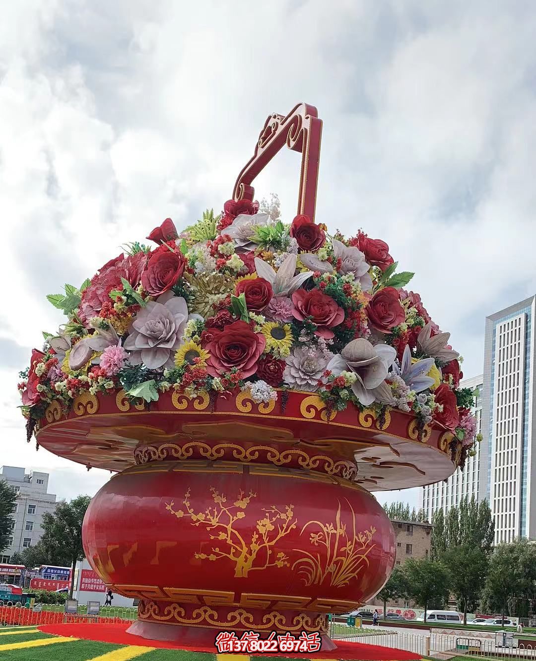 現代五彩花籃，給城市廣場帶來活力