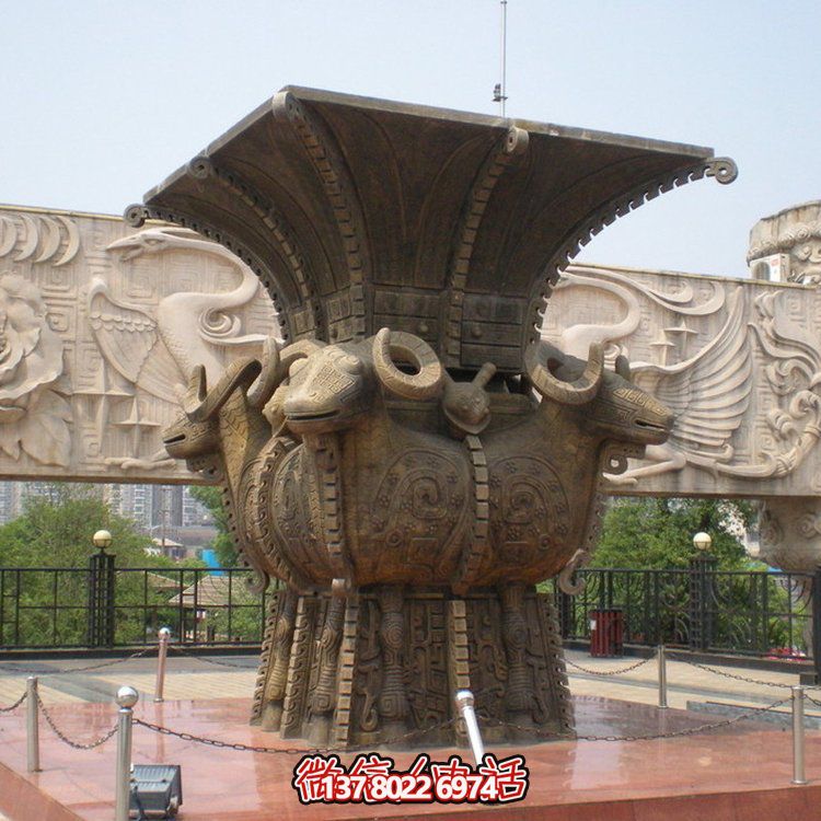 方尊銅香爐雕塑，讓景區廣場更加精彩