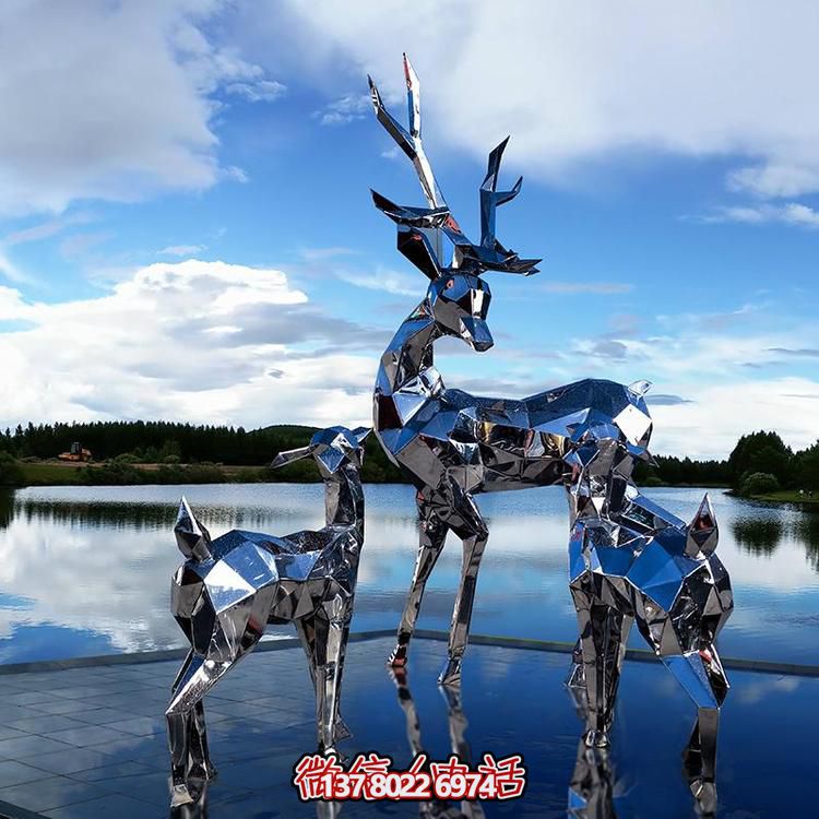 高聳入云的不銹鋼精美幾何雕塑，將公園景觀提升一個新境界