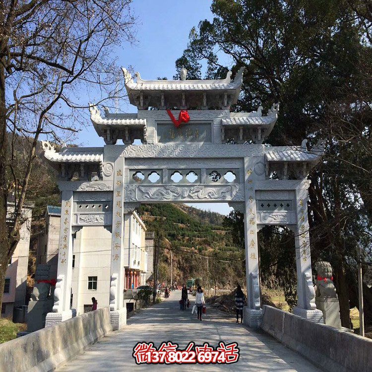 村口石牌坊，三間四柱石雕牌樓