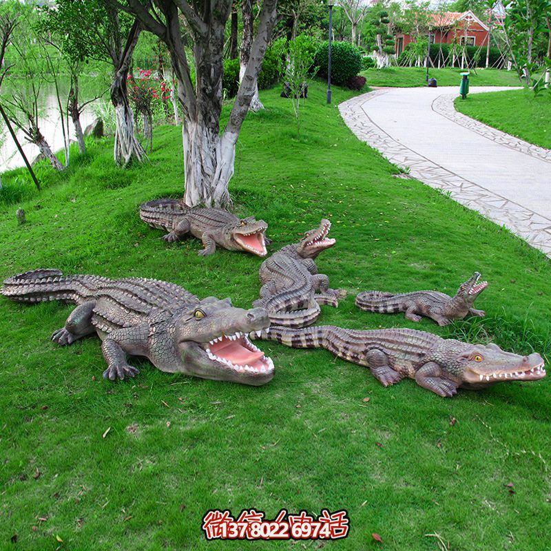 公園草地上擺放的形態(tài)各異的玻璃鋼鱷魚(yú)雕塑