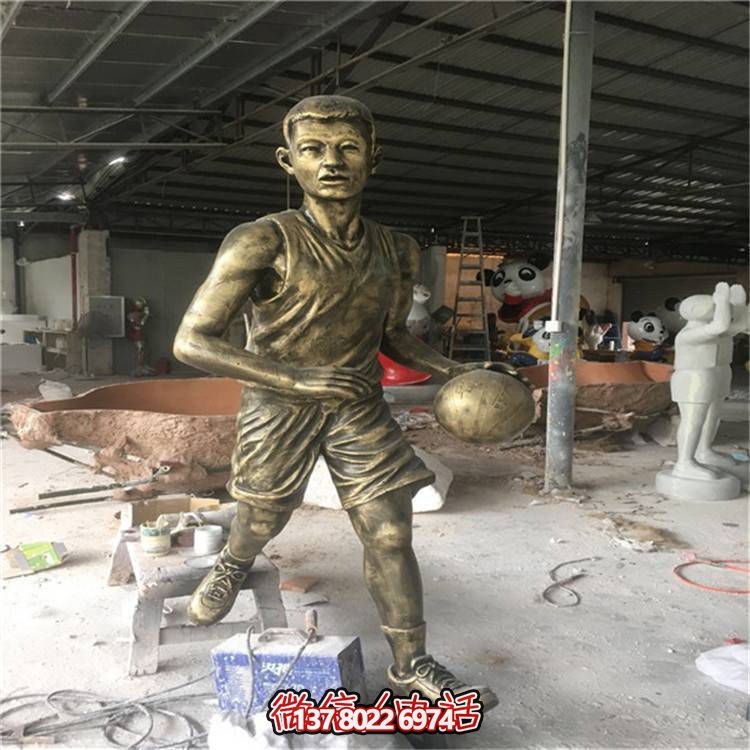 工藝廣場玻璃鋼仿銅打籃球的兒童雕塑