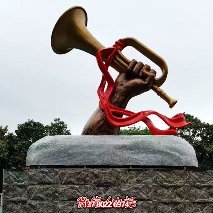景點(diǎn)擺放玻璃鋼仿銅吹響勝利號角主題人物雕塑