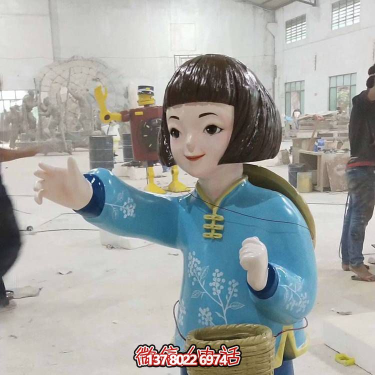玻璃鋼卡通背竹筐采蘑菇小姑娘雕像動(dòng)漫拿花籃女孩雕塑