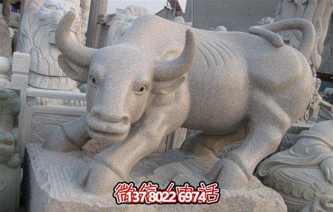 公園里擺放的歪著頭的砂石石雕創(chuàng)意華爾街牛 公園里擺放的歪著頭的砂石石雕創(chuàng)意華爾街牛