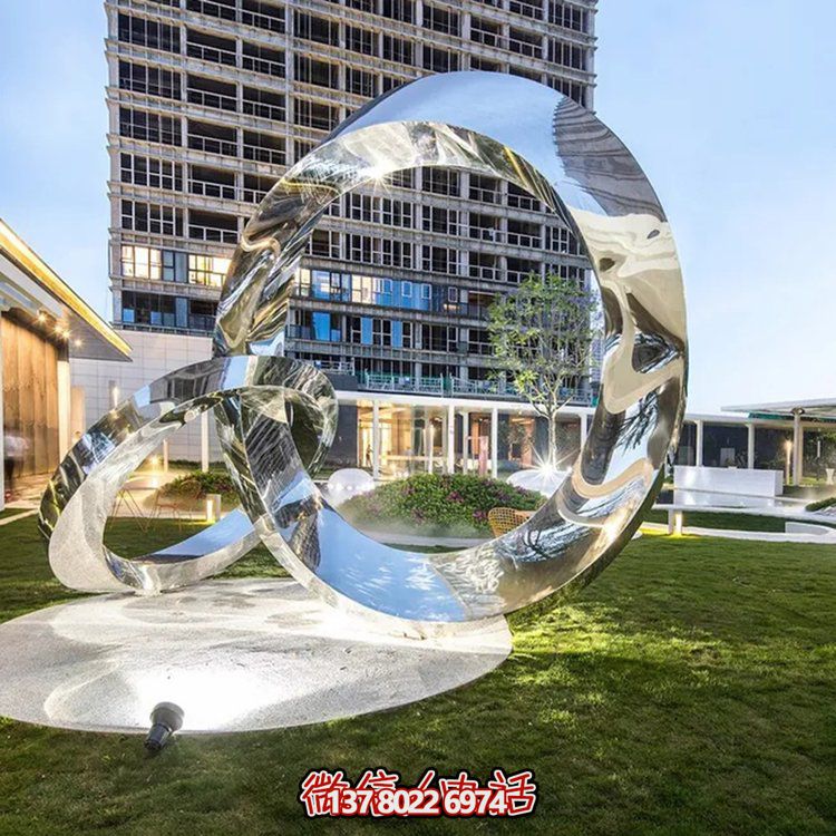 酒店會所草地擺放不銹鋼鏡面圓環(huán)藝術(shù)景觀雕塑