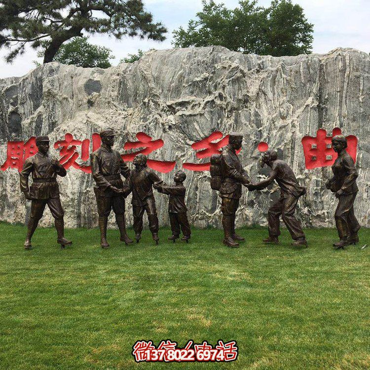 玻璃鋼仿銅人物，八路軍和鄉親握手的景觀擺件