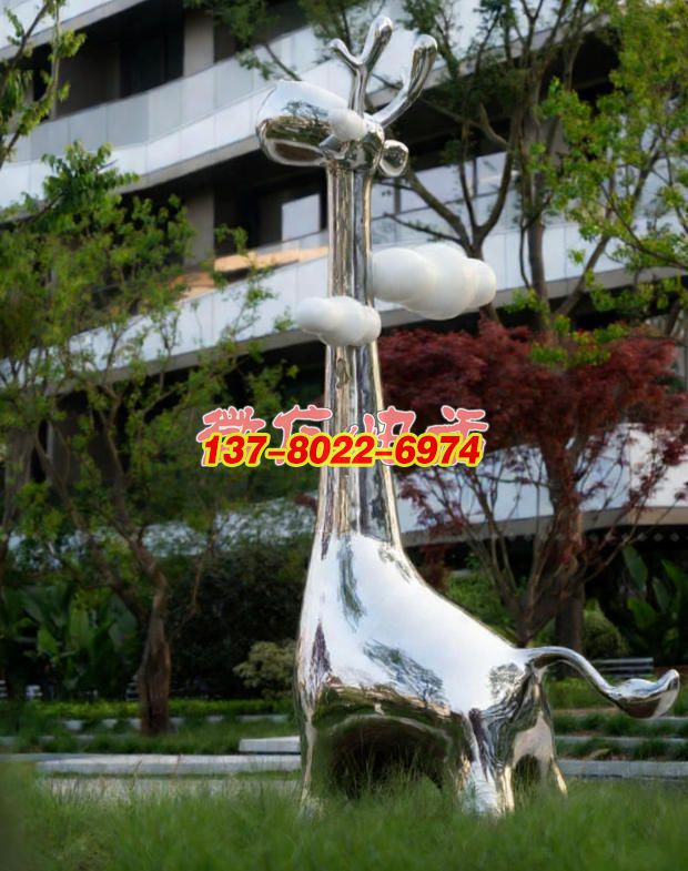 《云棲靈鹿》：鏡面銀鹿載云而立，融現代建筑與自然意趣的創意景觀